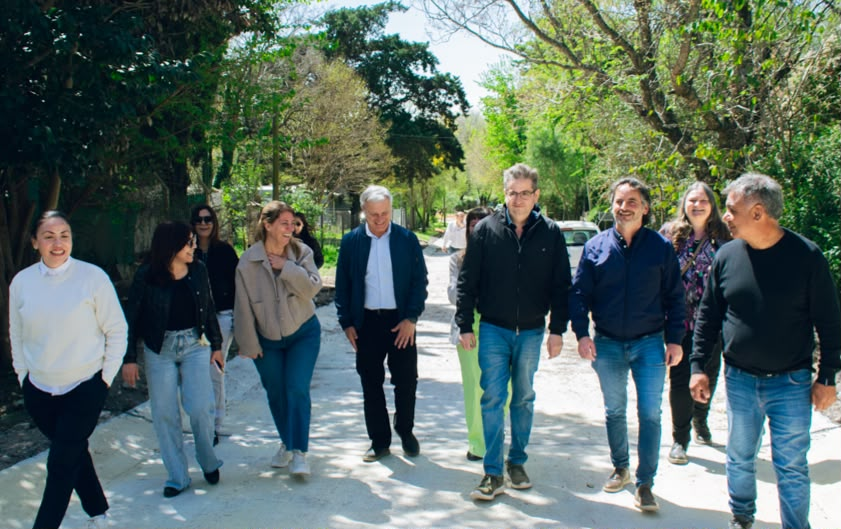 gobdecordoba's tweet photo. Ya está habilitada la obra de pavimentación de 700 m de la calle #LasVertientes, que conecta #AguadeOro y #ElManzano.🚧
🚗🛣️La intervención permite mejorar las condiciones de circulación y conectividad entre ambas comunidades.
🤝La obra fue posible a partir del trabajo conjunto con @MinCoopCba, los municipios de Agua de Oro y El Manzano y la Cooperativa de Trabajo Trabajadores y Trabajadoras de la Economía Popular Ltda.
#HacerParaCrecer