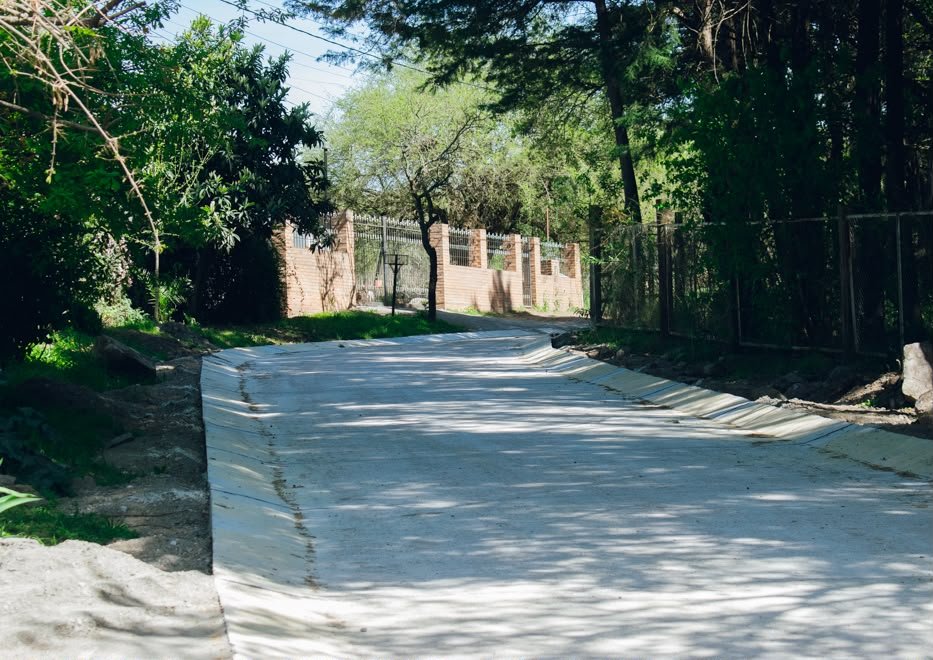 gobdecordoba's tweet photo. Ya está habilitada la obra de pavimentación de 700 m de la calle #LasVertientes, que conecta #AguadeOro y #ElManzano.🚧
🚗🛣️La intervención permite mejorar las condiciones de circulación y conectividad entre ambas comunidades.
🤝La obra fue posible a partir del trabajo conjunto con @MinCoopCba, los municipios de Agua de Oro y El Manzano y la Cooperativa de Trabajo Trabajadores y Trabajadoras de la Economía Popular Ltda.
#HacerParaCrecer