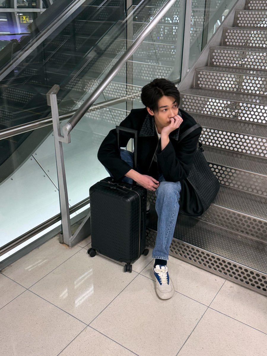 DewTeeStationTH's tweet photo. [ IG Post Update ] 

⋆⟢  250926  |  from : dew_jsu

ส่งกำลังใจให้คุณ BA จากประเทศไทยรัว ๆ 
เดินทางปลอดภัยนะครับ 🤎🫷🏻

#dew_jsu 
#BottegaVeneta
#BottegaVenetaSummer2027 https://t.co/XluK3b1ZO3