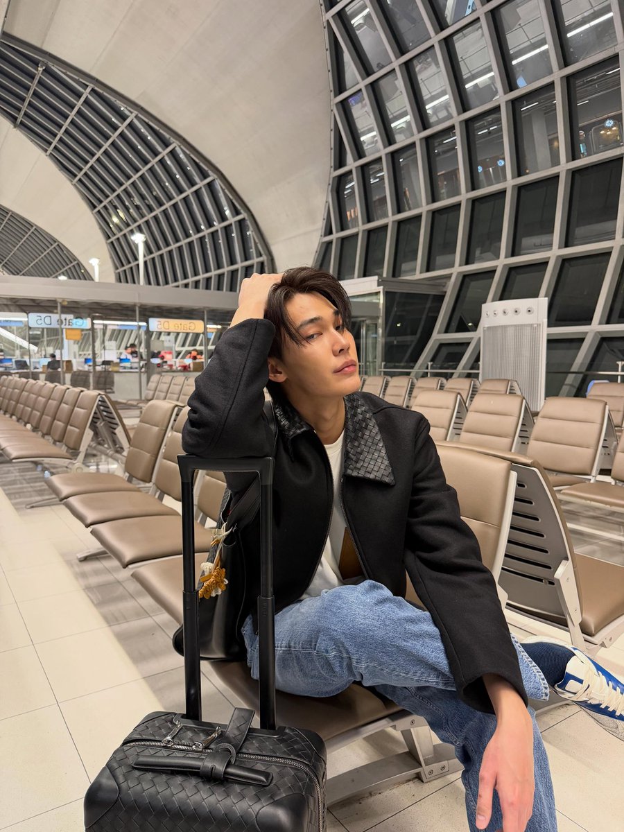 DewTeeStationTH's tweet photo. [ IG Post Update ] 

⋆⟢  250926  |  from : dew_jsu

ส่งกำลังใจให้คุณ BA จากประเทศไทยรัว ๆ 
เดินทางปลอดภัยนะครับ 🤎🫷🏻

#dew_jsu 
#BottegaVeneta
#BottegaVenetaSummer2027 https://t.co/XluK3b1ZO3