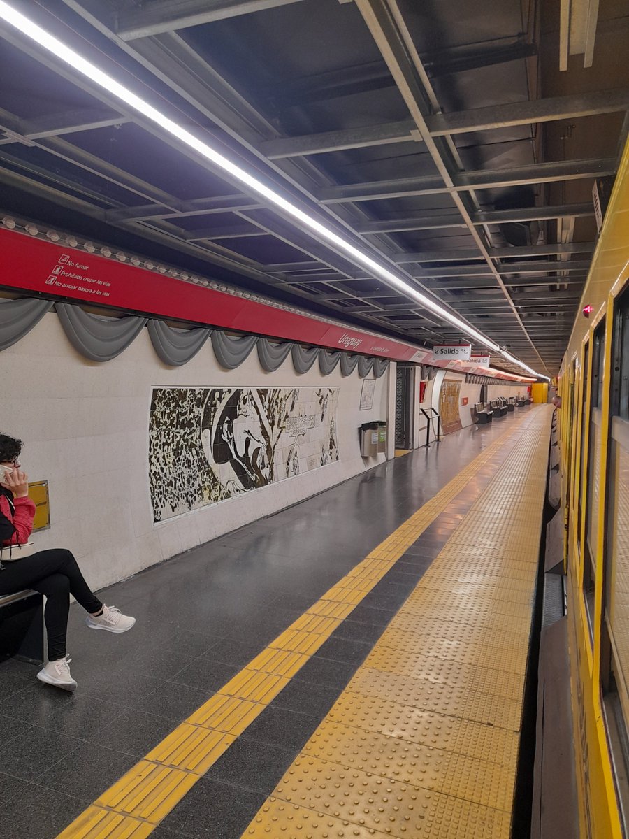 bermellon01's tweet photo. Todas las obras de las estaciones SON BERRETAS, las terminan y días después aparecen filtraciones, se manchan, se salen piezas o como en este caso fallan las luces decorativas.
Así en unos meses anuncian los "arreglos".
@javier_ibaniez @pberecia @jorgemacri @basubte https://t.co/e25Zy0Fwj9