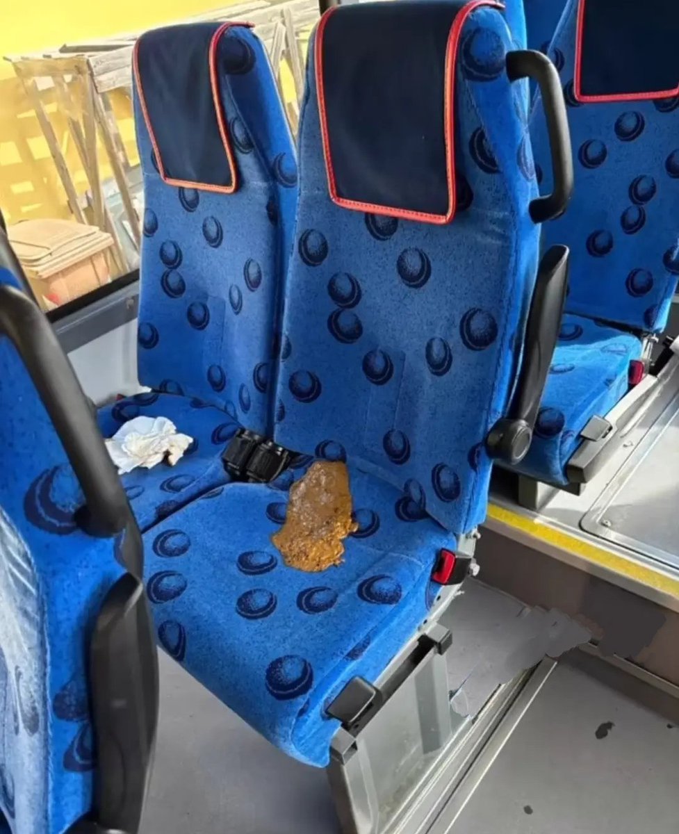 BAPingLoud's tweet photo. I sat down without looking thinking the nigga next to me mad musty no nigga I just spent 2 hours sitting on some nigga shit bro https://t.co/xpO4Y1lpgz