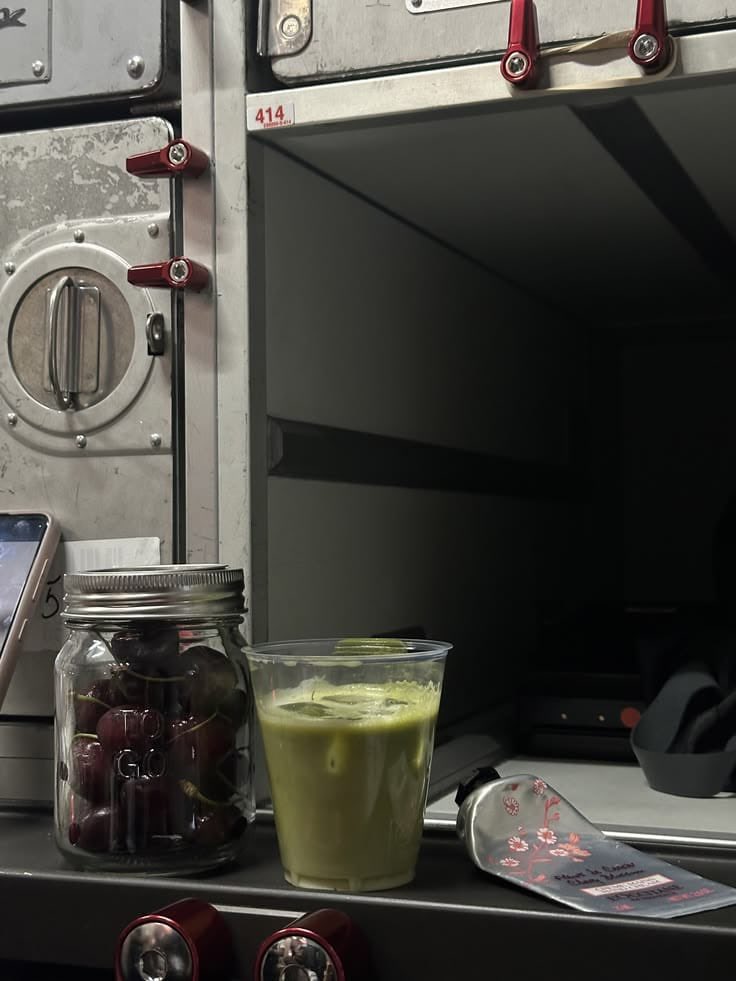 Merjemamar4zy's tweet photo. Mali predah između oblaka! ☕☁️
Kratka pauza za punjenje baterija usred leta. Trenutak za mir i osvježenje prije nego što nastavimo dalje. 🌿✨
#CabinCrewLife #PauzaNaLetu #PauzaZaKafu #LetećiŽivot #Avijacija https://t.co/gp8KZX5rgQ