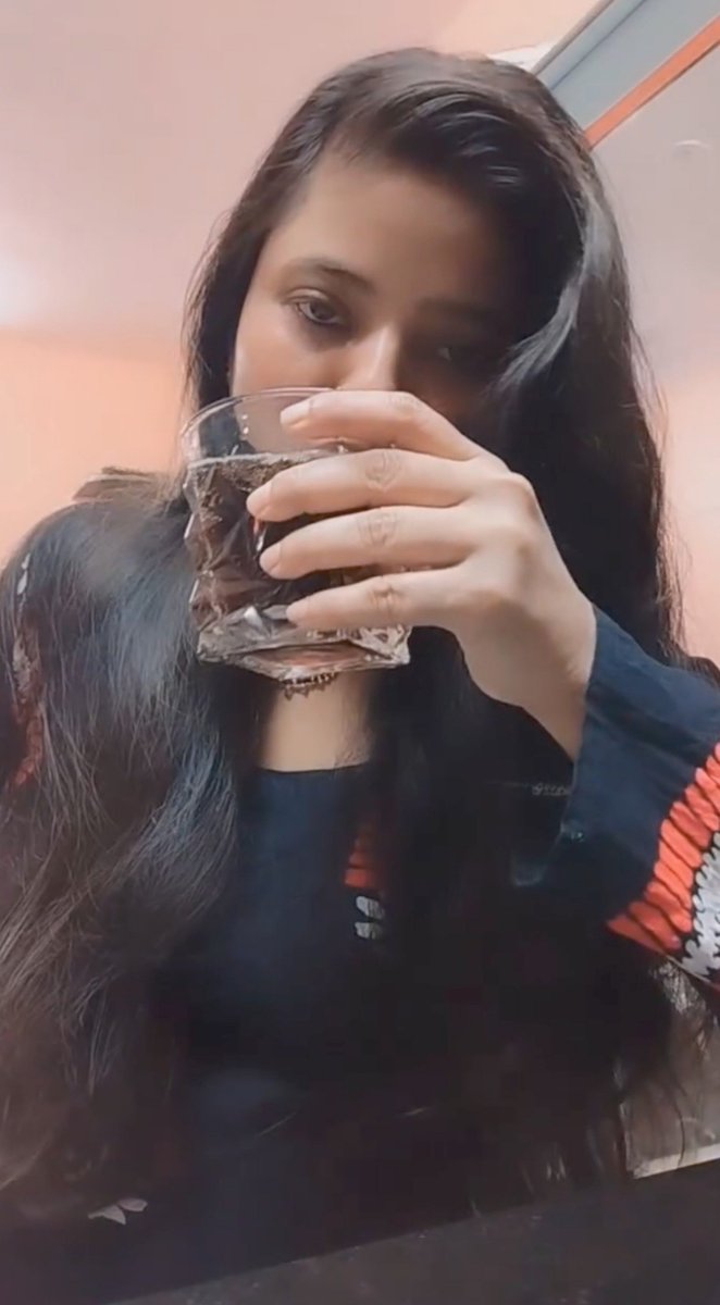 Surendr0032083's tweet photo. 😂🔥 मैडम का दर्द भी आजकल कॉकटेल बनकर निकल रहा है🤣

पहले कांच के गिलास में दारू डाली,
ऊपर से थम्स अप मिलाया… 🥤😂

फिर दो-तीन घूंट लगाकर बोलीं
 अब दुश्मन बन गया है मेरा दोस्त… वो पुराना बदल गई है दुनिया🤣🤣

लगता है आज गम भी फुल बोतल पैकिंग में आया है! 😂 https://t.co/EWALDL8bxr