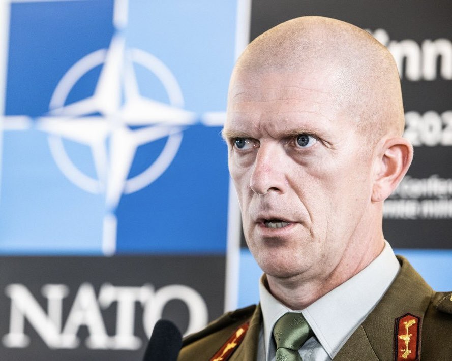 VirginiePerez15's tweet photo. 📍🇪🇪🇷🇺 Le ministre de la Défense estonien Martin Herem assure que l’Estonie écraserait la Russie à elle seule en cas de guerre. EN UNE SEULE JOURNÉE 

1,3 million d’habitants contre 144 millions. 
l’Estonie a ZÉRO char. Cinq avions. Mais une volonté de fer… et beaucoup d’optimisme.😂