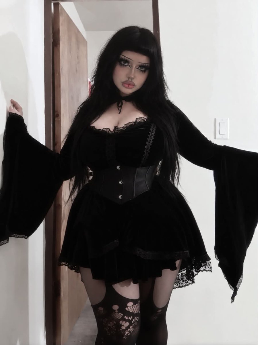 hexedbatts's tweet photo. Been trying to make outfits with the clothes I have instead of buying new ones. 

Really like this one. 

#goth #nsfw https://t.co/LHFKUGbOv0