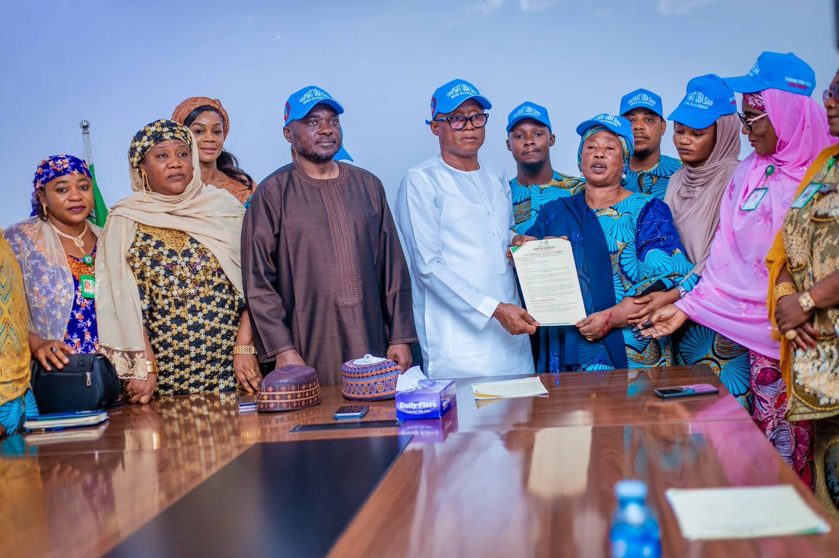 Byntotoo's tweet photo. HAFSAT UBA SANI BIRNI DA KARKARA TEAM HONOURS SADIQ LAGOS

The team visited Hon. Sadiq Mamman Lagos for support ahead of 2027. He pledged his support and urged grassroots mobilisation. The team honoured him as Patron. https://t.co/d8MMnJWwqt