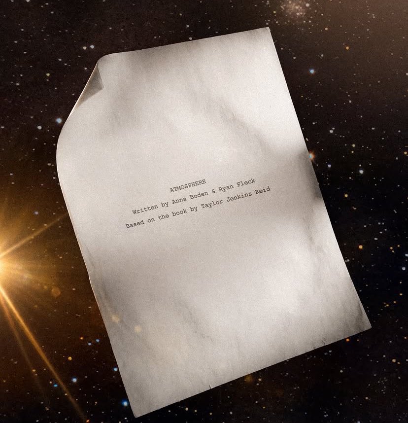 lesbocine's tweet photo. “Atmosphere”, romance de Taylor Jenkins Reid, vai ganhar uma adaptação para os cinemas! 🎬

Ambientado nos anos 1980, o livro acompanha Joan Goodwin, uma professora de astronomia selecionada para o programa espacial da NASA, e Vanessa, outra astronauta que se torna seu interesse amoroso.

A Black Bear adquiriu os direitos de distribuição do filme, que será produzido pela Laika. A informação foi divulgada pela Variety.