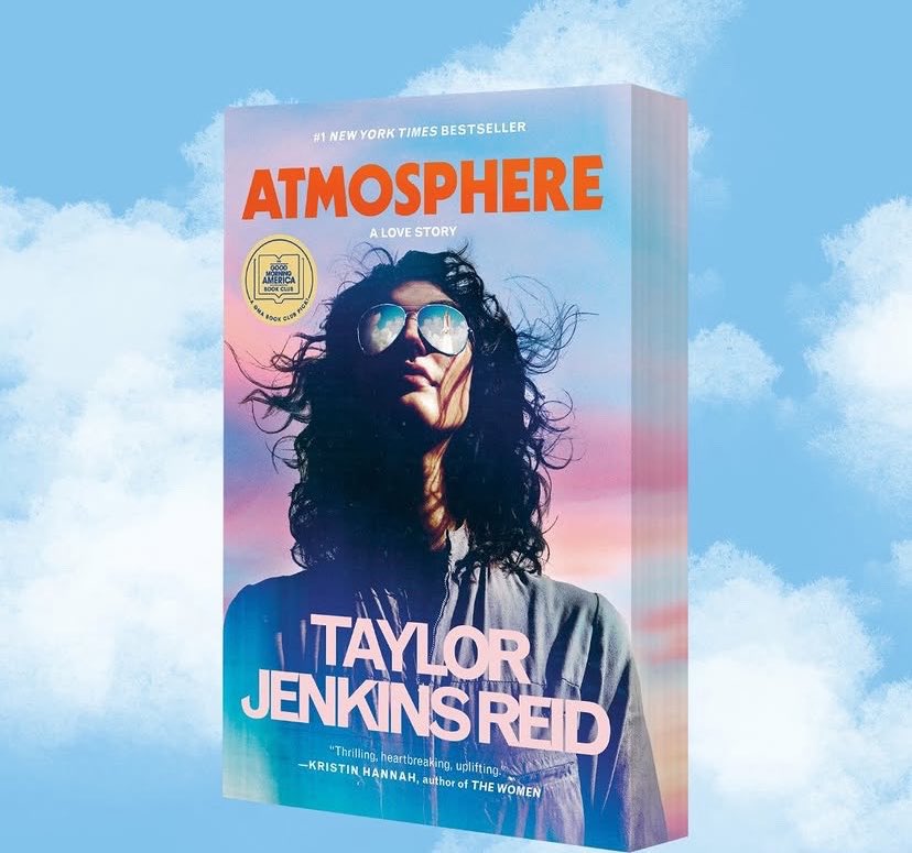 lesbocine's tweet photo. “Atmosphere”, romance de Taylor Jenkins Reid, vai ganhar uma adaptação para os cinemas! 🎬

Ambientado nos anos 1980, o livro acompanha Joan Goodwin, uma professora de astronomia selecionada para o programa espacial da NASA, e Vanessa, outra astronauta que se torna seu interesse amoroso.

A Black Bear adquiriu os direitos de distribuição do filme, que será produzido pela Laika. A informação foi divulgada pela Variety.