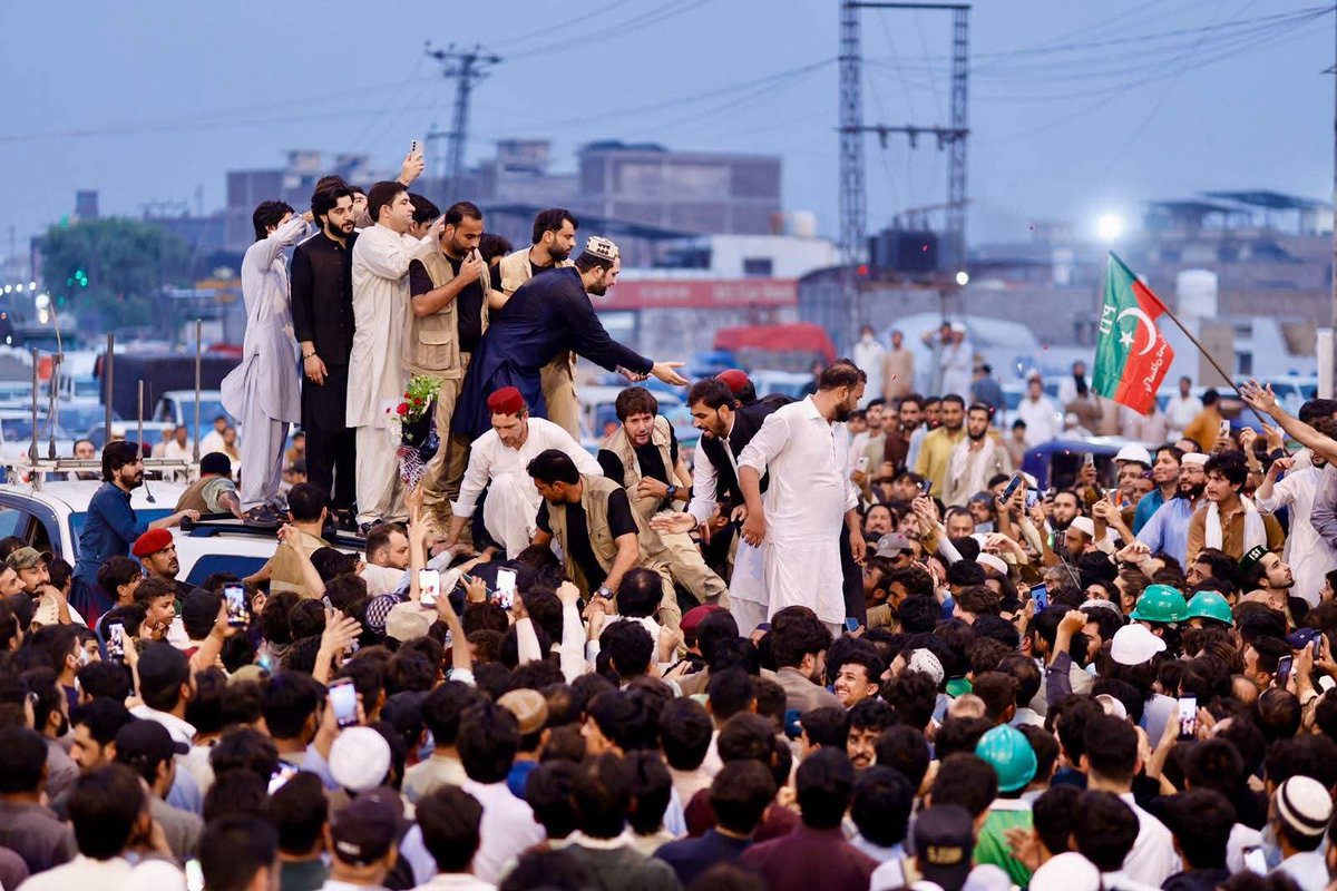 MalikNajamISF's tweet photo. وزیراعلی سہیل خان آفریدی کے ہمراہ پشاور کبوتر چوک افتتاحی تقریب کے موقع پر انصاف اسٹوڈنٹس فیڈرشن کے ٹائیگرز کے ہمراہ موجود https://t.co/cP5i2WsMXm