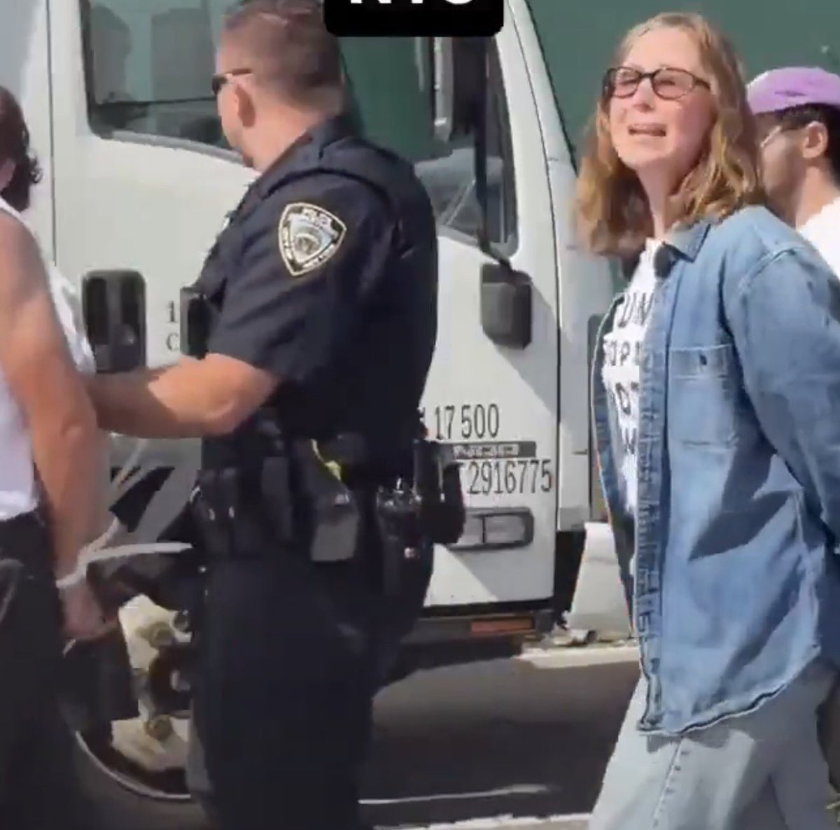 BuzzingPop's tweet photo. Hannah Einbinder was arrested today in New York City for blocking traffic while protesting Israeli Prime Minister Benjamin Netanyahu’s arrival. https://t.co/JsC3yzLQ5z