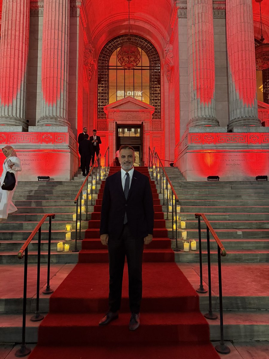 orhanaydin's tweet photo. 📍New York

Ticaret Bakanımız Sayın Prof. Dr. Ömer Bolat’ın teşrifleriyle, @deikiletisim olarak New York Public Library’de organize ettiğimiz resepsiyonda Türk ve Amerikan iş dünyasının kıymetli temsilcileriyle bir araya geldik.

@ASKON ailesi olarak yoğun katılım gösterdiğimiz Türkiye–ABD iş dünyası buluşmalarında; iki ülke arasındaki ekonomik ve ticari ilişkilerin mevcut durumunu, karşılıklı yatırım fırsatlarını ve önümüzdeki dönemin taşıdığı güçlü potansiyeli değerlendirme imkânı bulduk.

2025 yılında 38,6 milyar dolara ulaşan Türkiye–ABD ticaret hacminin, bu yıl sonunda 43 milyar dolar bandına ulaşma potansiyelini son derece kıymetli buluyoruz.

Sayın Cumhurbaşkanımızın ortaya koyduğu 100 milyar dolarlık ticaret hacmi hedefi doğrultusunda, iş dünyası olarak üzerimize düşen sorumluluğun bilinciyle; üretmeye, ihracatımızı artırmaya ve iki ülke arasındaki ticari köprüleri güçlendirmeye gece gündüz demeden devam edeceğiz.

Türkiye ile ABD arasındaki ekonomik ilişkilerin; daha fazla ticaret, daha fazla yatırım ve yeni iş birlikleriyle çok daha güçlü seviyelere ulaşacağına inanıyorum.