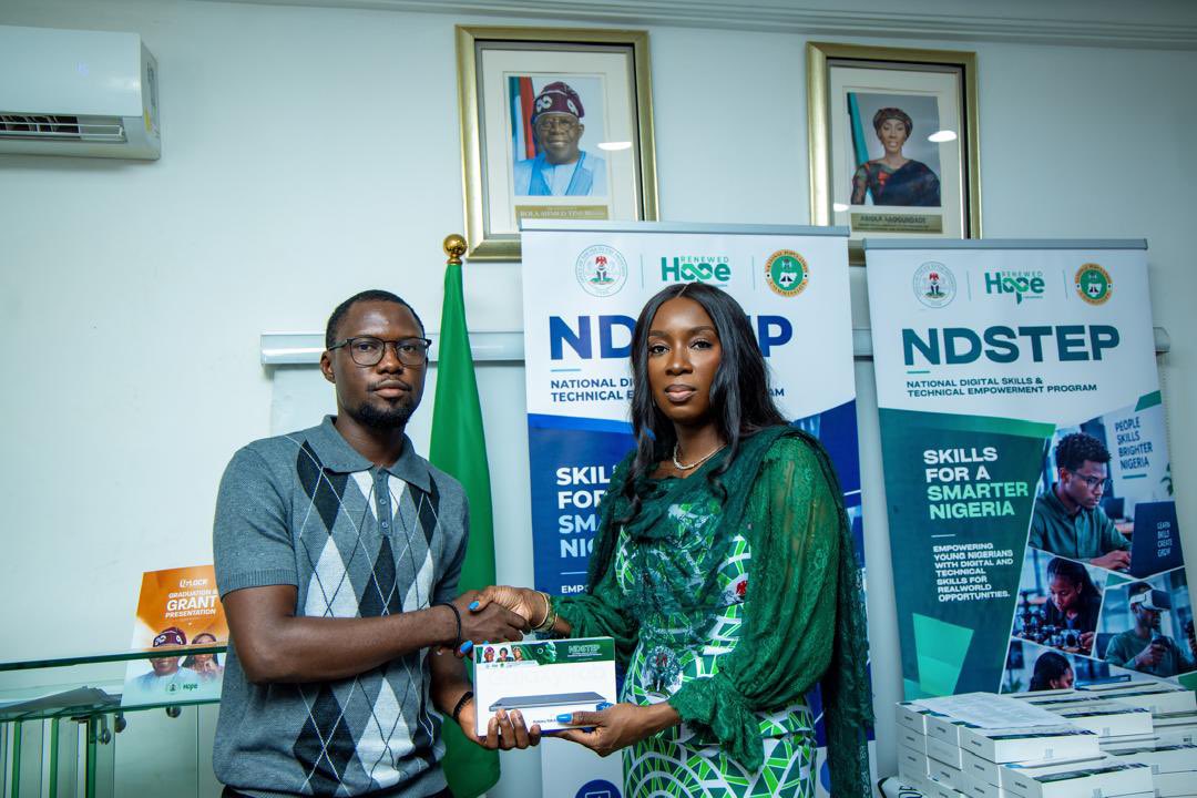 LagosChronicles's tweet photo. FG Empowers 70 Digital Media Managers with Tablets to Boost Grassroots Outreach on Vocational Programmes @OSSAPTVEEng 

https://t.co/1LcQaxZxvK https://t.co/dHtaxVedUJ
