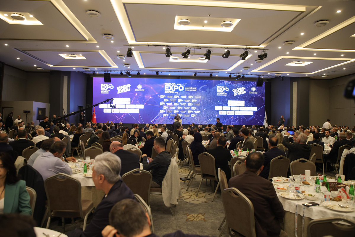 BurhanOzdemirTR's tweet photo. Uluslararası MÜSİAD EXPO Fuarımızın Gala Yemeği programını, Türkiye Büyük Millet Meclisi Başkan Vekilimiz Sayın Celal Adan’ın (@celal_adan) teşrifleriyle gerçekleştirdik.  

Bürokratlarımız ve iş dünyamızın kıymetli temsilcilerinin katılım sağladığı programımızda; bir kez daha üretimin, birlikte hareket etmenin ve başlattığımız yeni üretim seferberliğinin önemine vurgu yaptık. 

Tüm hızıyla süren fuarımız kapsamında uluslararası etkinliklerimize devam ederken; binlerce misafirimizi ağırlamanın, ülkemizin sanayicileri ve girişimcileri ile yeni ticaret köprüleri kurmanın gururunu ve heyecanını yaşıyoruz.  

Teşrifleri için TBMM Başkan Vekilimiz Sayın Celal Adan’a, Bakan Yardımcılarımıza, iş dünyamızın temsilcilerine, kıymetli sponsorlarımıza ve fuar katılımcılarımıza teşekkür ediyorum.