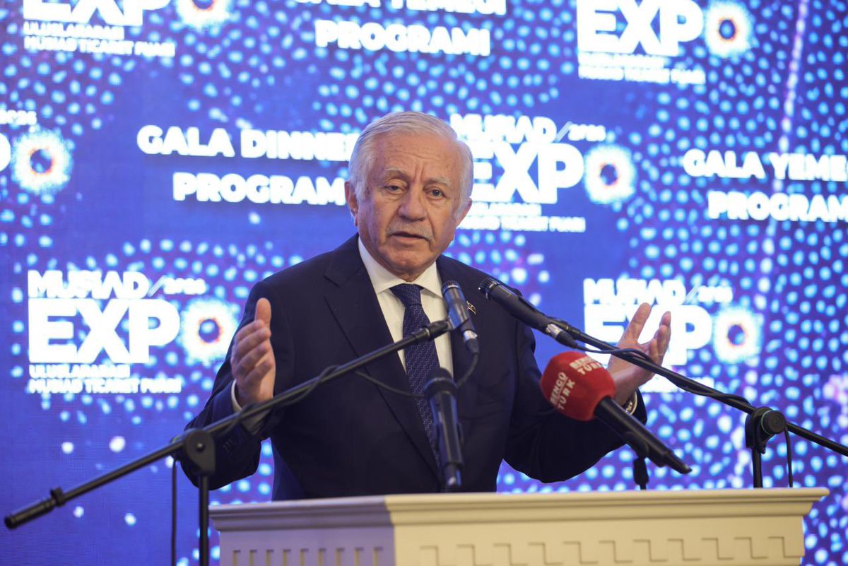 BurhanOzdemirTR's tweet photo. Uluslararası MÜSİAD EXPO Fuarımızın Gala Yemeği programını, Türkiye Büyük Millet Meclisi Başkan Vekilimiz Sayın Celal Adan’ın (@celal_adan) teşrifleriyle gerçekleştirdik.  

Bürokratlarımız ve iş dünyamızın kıymetli temsilcilerinin katılım sağladığı programımızda; bir kez daha üretimin, birlikte hareket etmenin ve başlattığımız yeni üretim seferberliğinin önemine vurgu yaptık. 

Tüm hızıyla süren fuarımız kapsamında uluslararası etkinliklerimize devam ederken; binlerce misafirimizi ağırlamanın, ülkemizin sanayicileri ve girişimcileri ile yeni ticaret köprüleri kurmanın gururunu ve heyecanını yaşıyoruz.  

Teşrifleri için TBMM Başkan Vekilimiz Sayın Celal Adan’a, Bakan Yardımcılarımıza, iş dünyamızın temsilcilerine, kıymetli sponsorlarımıza ve fuar katılımcılarımıza teşekkür ediyorum.