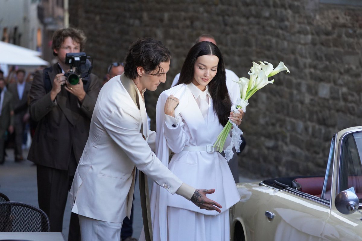 wickedlydovee's tweet photo. New photos of the newlyweds Damiano David and Dove Cameron 🤍 https://t.co/y2LF8ikAzH
