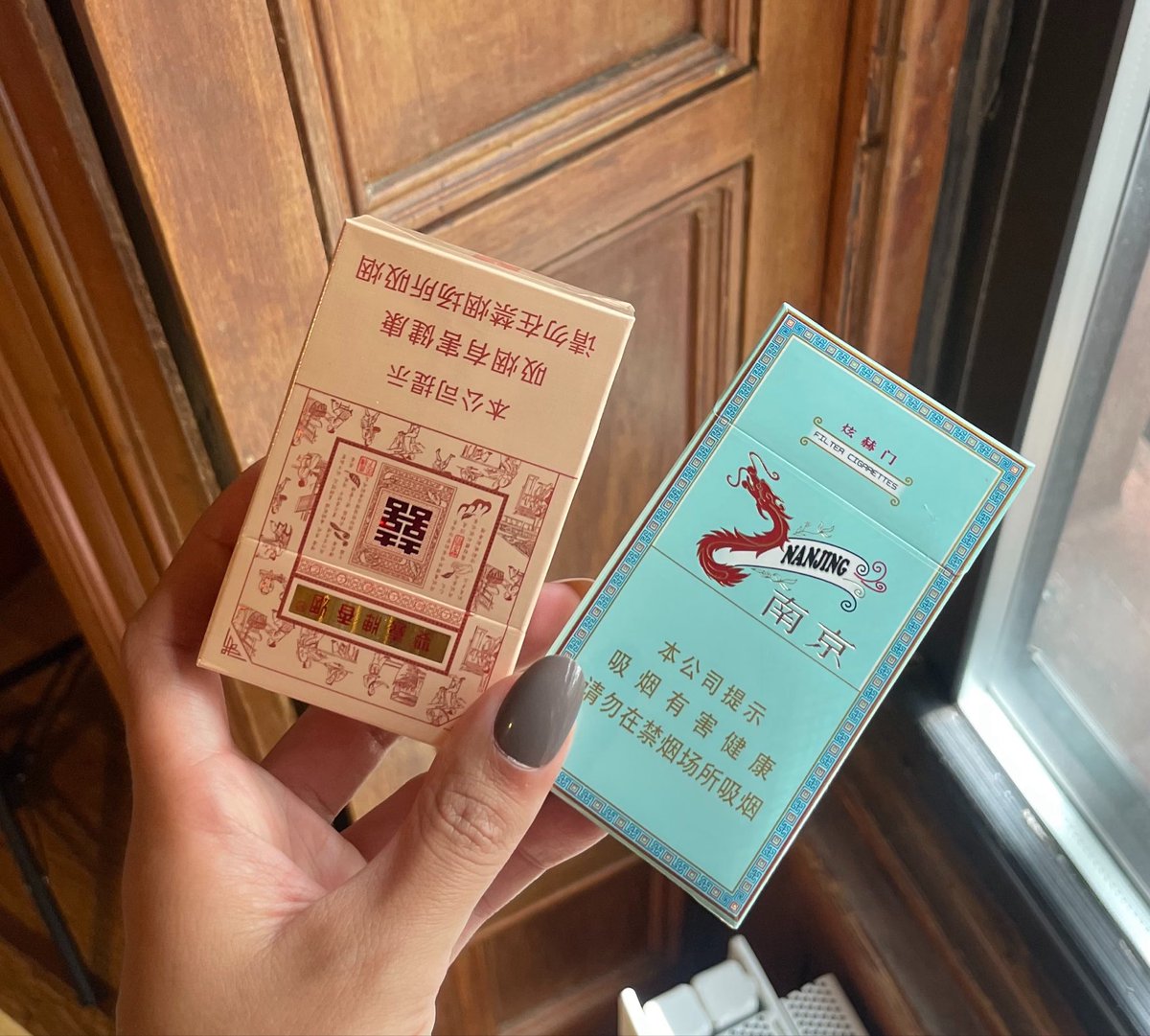 putsssbella's tweet photo. eu quando boto na cabeça que quero experimentar cigarro chinês (não fumo) https://t.co/m4A121wJ0s