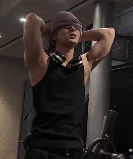 popochinoooo's tweet photo. Can we all please talk about Jay's biceps?????!!!!!! Like I'm going feral...... https://t.co/RpUinqPRIP