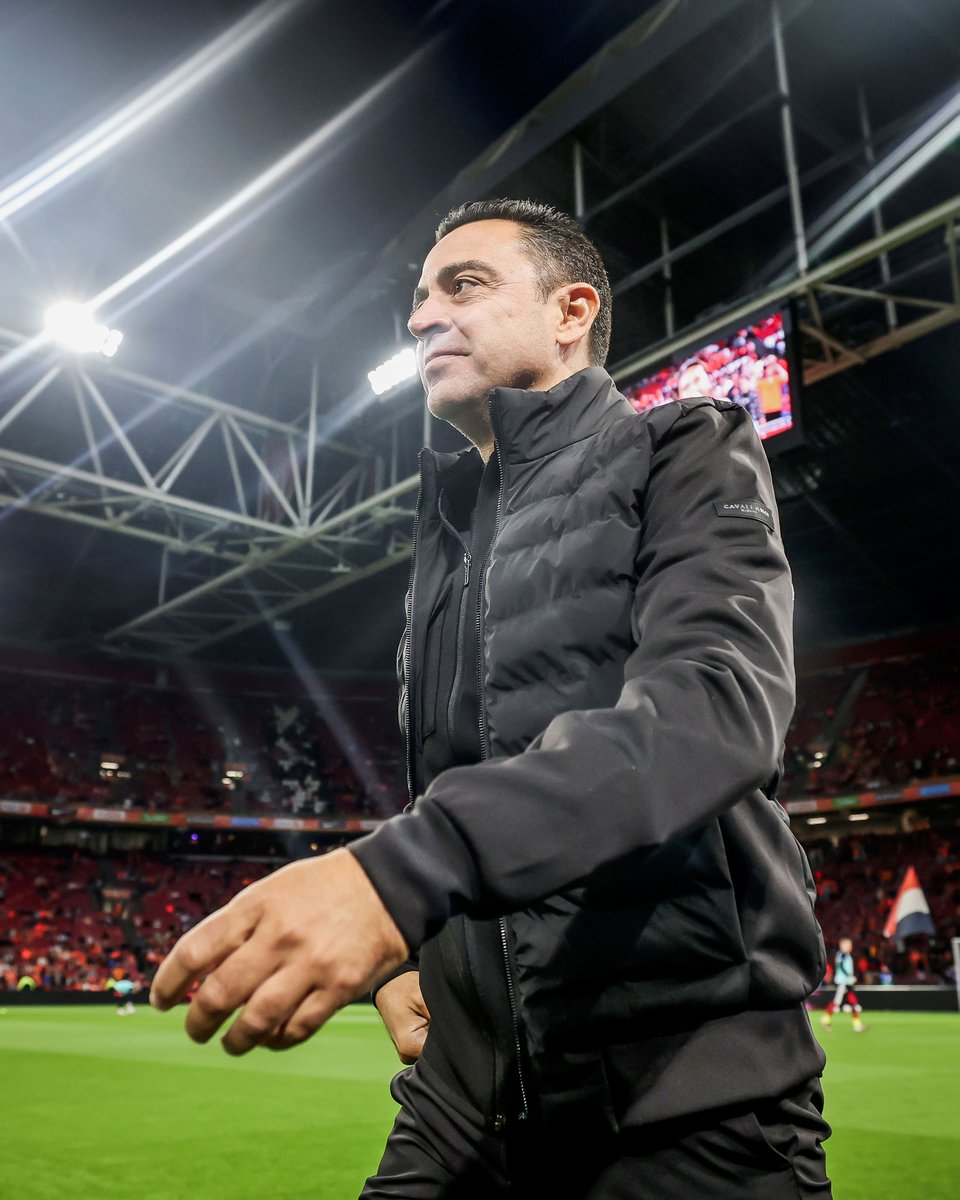 brfootball's tweet photo. Netherlands fans welcome their new head coach Xavi ahead of his first game in charge 🇳🇱 https://t.co/0r10E6qJ2m