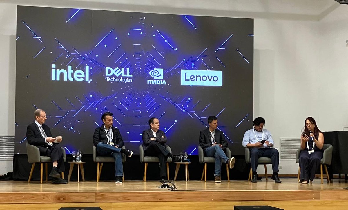 RedCLARA's tweet photo. Esta semana hemos estado en CARLA2026 @CARLA_Conf  en Córdoba, Argentina, con la comunidad HPC liderada por @SCALAC_Computo. Hoy nuestro director, @eliecercadenas participó en el panel "High-Performance Computing as a Regional Catalyst: Policy, Finance, and Collaboration". https://t.co/JuNboPfr89