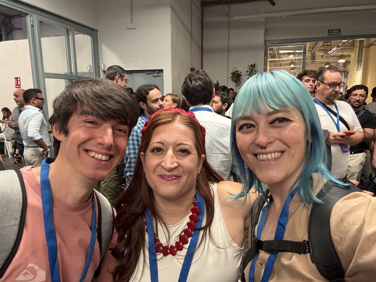 anawolfdev's tweet photo. 👸🏼 TokenPeach de calidad, galegas riquiñas, un poco de eso que llaman IA y referentes fetén. Visto en la #FredCon https://t.co/ek6vC56o8f