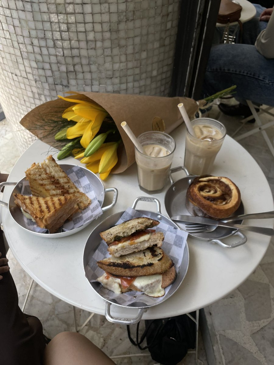 hardonetopleas's tweet photo. nunca terei casa propria pois sou viciada em cafezinhos da tarde https://t.co/lV8GqEV6L2