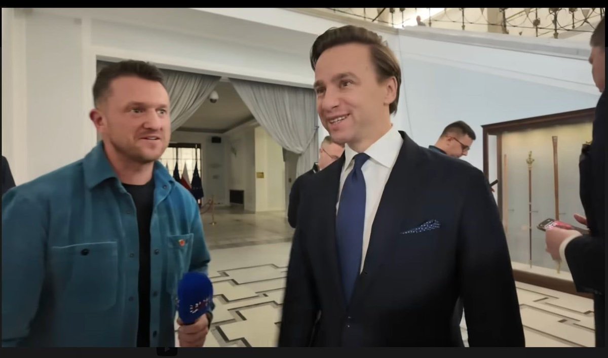 egizelska's tweet photo. Tommy Robinson zatrzymany przez policję antyterrorystyczną na lotnisku w UK i przesłuchany w sprawie powiązań z Rosją.
Brał udział w Marszu Niepodległości w 2025 na zaproszenie @pisorgpl i  @D_Tarczynski 
#FreeTommy znajdziecie tam Konta powiązane  z Rus na rzecz jego uwolnienia. https://t.co/q58kz9ne2q