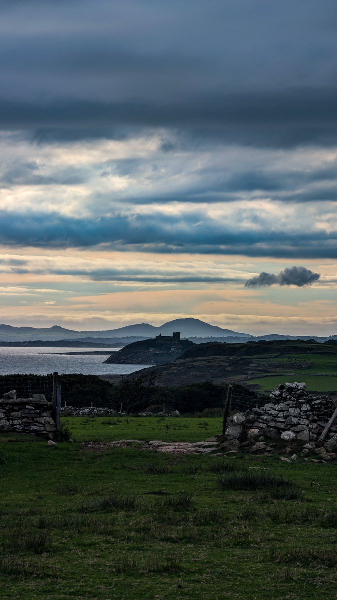 GarethJonesCWL's tweet photo. Somewhere between the fields and the sea… 🏰🌊

Criccieth Castle, from Treflys 

Would you stop for this view? 👇

@visitwales

#landscapephotography
#northwales               https://t.co/nQzaAM7Pa3 https://t.co/iR1oZedpqu