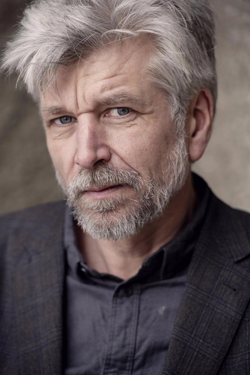 gristormenta's tweet photo. 10 años editando libros 📘✨

Llegamos al título número 20 de la colección Editor con ‘Más allá de la historia’, un ensayo autobiográfico del gran Karl Ove Knausgård sobre la relación entre un autor y su editor. 

Descubre más info en: https://t.co/UdcbnKu2vL https://t.co/LijXjix4V6
