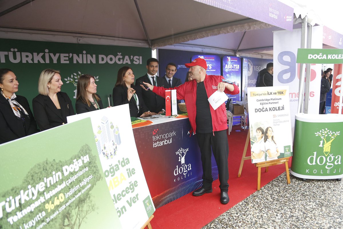 DogaOkullari's tweet photo. Teknoloji, üretim ve ilham dolu bir günü Teknopark İstanbul Avantajlar Dünyası Festivali’nde geride bıraktık! 🚀

Altın Sponsoru olduğumuz festivalde standımızda ziyaretçilerimizle buluştuk; öğrencilerimizin geliştirdiği ve TEKNOFEST’te ödül alan elektrikli aracımızı katılımcılarla bir araya getirdik.

Festival kapsamında, Altın Sponsor plaketimiz Teknopark İstanbul Genel Müdürü Prof. Dr. Abdurrahman Akyol tarafından Kurucu Temsilcimiz ve Genel Müdürümüz Selim Genç’e takdim edildi.🏆

Söyleşilerden sahne performanslarına, farklı deneyimlerden keyifli buluşmalara uzanan festival boyunca teknoloji ve yeniliğin enerjisini birlikte paylaştık. 💚🧡

#DoğaKoleji #Teknoparkİstanbul #TürkiyeninDoğası
#TürkiyeninEnİtibarlıÖzelOkulu