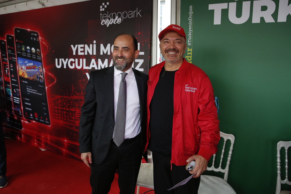 DogaOkullari's tweet photo. Teknoloji, üretim ve ilham dolu bir günü Teknopark İstanbul Avantajlar Dünyası Festivali’nde geride bıraktık! 🚀

Altın Sponsoru olduğumuz festivalde standımızda ziyaretçilerimizle buluştuk; öğrencilerimizin geliştirdiği ve TEKNOFEST’te ödül alan elektrikli aracımızı katılımcılarla bir araya getirdik.

Festival kapsamında, Altın Sponsor plaketimiz Teknopark İstanbul Genel Müdürü Prof. Dr. Abdurrahman Akyol tarafından Kurucu Temsilcimiz ve Genel Müdürümüz Selim Genç’e takdim edildi.🏆

Söyleşilerden sahne performanslarına, farklı deneyimlerden keyifli buluşmalara uzanan festival boyunca teknoloji ve yeniliğin enerjisini birlikte paylaştık. 💚🧡

#DoğaKoleji #Teknoparkİstanbul #TürkiyeninDoğası
#TürkiyeninEnİtibarlıÖzelOkulu