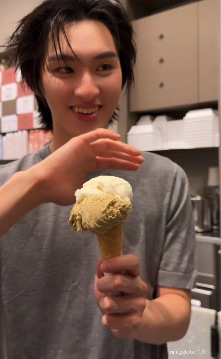 nomnom_tmk's tweet photo. なんだよこのかっこいい筋肉男とアイスクリーム持った可愛い子は！！！！ https://t.co/mjanGsOIUD