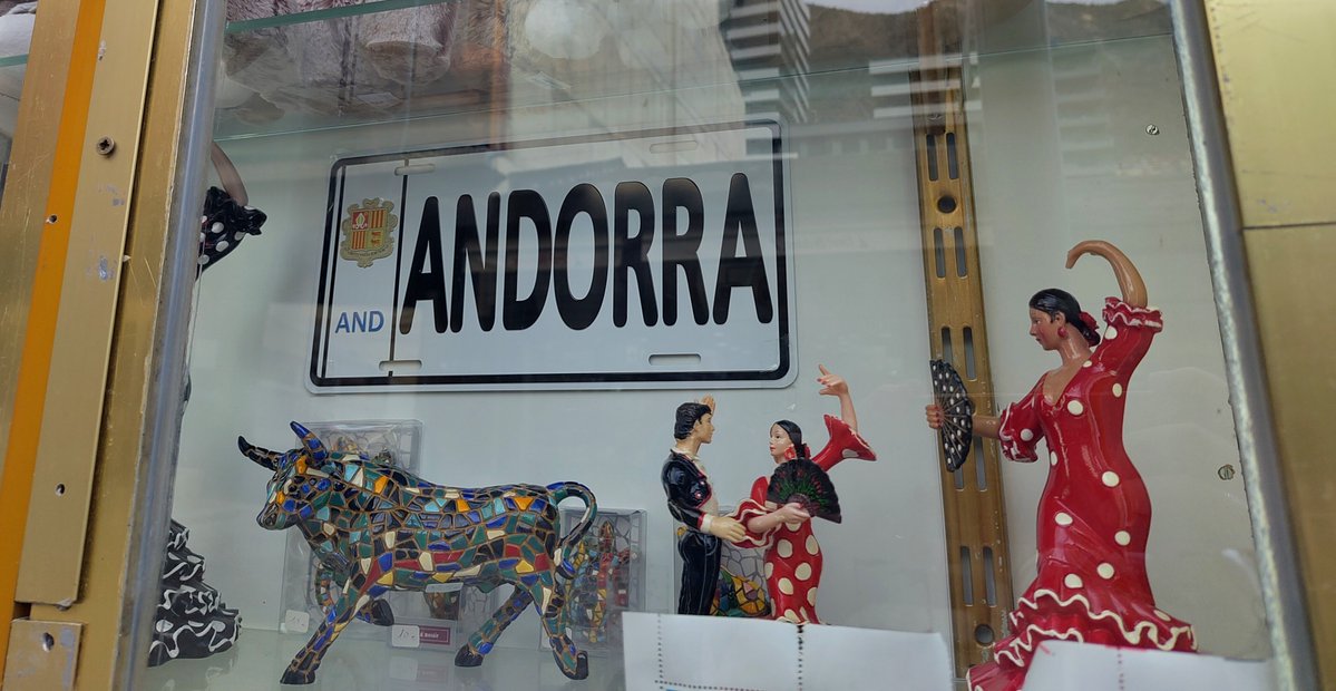 pit__roig's tweet photo. Sóc a Andorra de vacances. Ho vam triar EXPRESSAMENT perquè és l'únic estat on la llengua oficial és el català i volíem 2 dies de PAU i normalitat lingüística. Ens han parlat en castellà a tot arreu, amb "en español nos entendemos todos" inclòs. PUTO ESPANYOLISME DE MERDA. https://t.co/WkmRV7mqpp