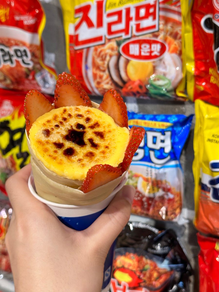 TriJoyotrit's tweet photo. Just shared a bag of crispy matcha rice crackers with my desk mates — smiles all around! Small snacks = big happiness https://t.co/wTSLqGlUb0