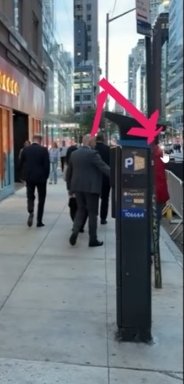 MolliesMama_'s tweet photo. Pushing away an innocent New Yorker might not be the smartest move.
This was a stunt for the cameras to claim their was a very close near encounter on the NYC streets. To use it to give to #RAVEC
News flash those people had zero interest, they did not even look at Harry. Some probably did not know who he is. Even the women didn't look at him. Oh Harry dear, you've lost the plot .....