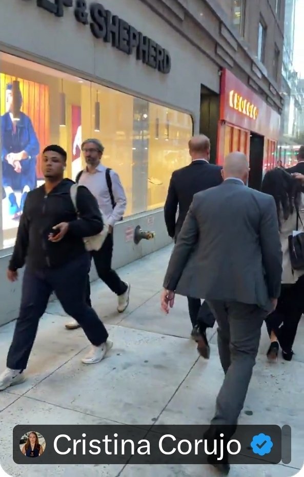 MolliesMama_'s tweet photo. Pushing away an innocent New Yorker might not be the smartest move.
This was a stunt for the cameras to claim their was a very close near encounter on the NYC streets. To use it to give to #RAVEC
News flash those people had zero interest, they did not even look at Harry. Some probably did not know who he is. Even the women didn't look at him. Oh Harry dear, you've lost the plot .....