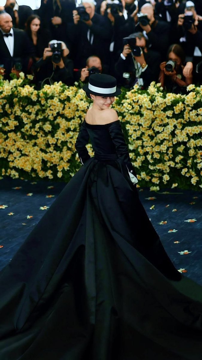 Aboutjenniehq's tweet photo. Complex has named JENNIE the BEST dressed Female K-Pop Star of all time: 

“No K-pop artist has shaped how people dress quite like Jennie. As one of the most famous women in the world, her reach is enormous, and the "JENNIE effect" is a genuine phenomenon.” https://t.co/ONEV0UnRAs