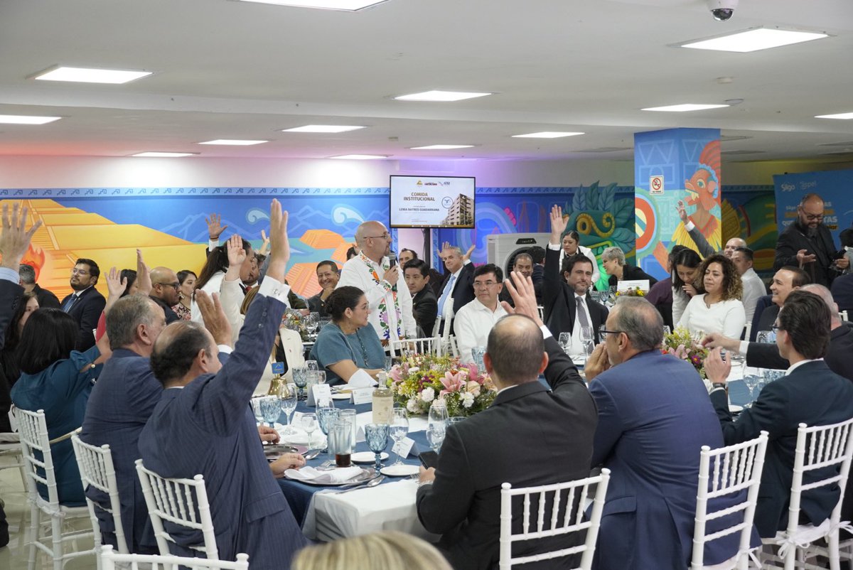 LeniaBatres's tweet photo. 🫱🏽‍🫲🏼 Agradezco a la CONCANACO SERVYTUR la invitación a su comida institucional.

💬 En un enriquecedor encuentro, platicamos sobre las prioridades del nuevo Poder Judicial, particularmente, de la SCJN, para lograr un mayor acceso a la justicia de las y los mexicanos, generar mayores criterios para el ejercicio de derechos sociales y suprimir abusos existentes en su interior.

Platicamos también sobre la necesidad de lograr condiciones de igualdad en el acceso a la justicia de micro, pequeñas y medianas empresas, para garantizar su desarrollo con certeza jurídica y la justicia económica del país.

#MinistraDelPueblo #CONCANACO
