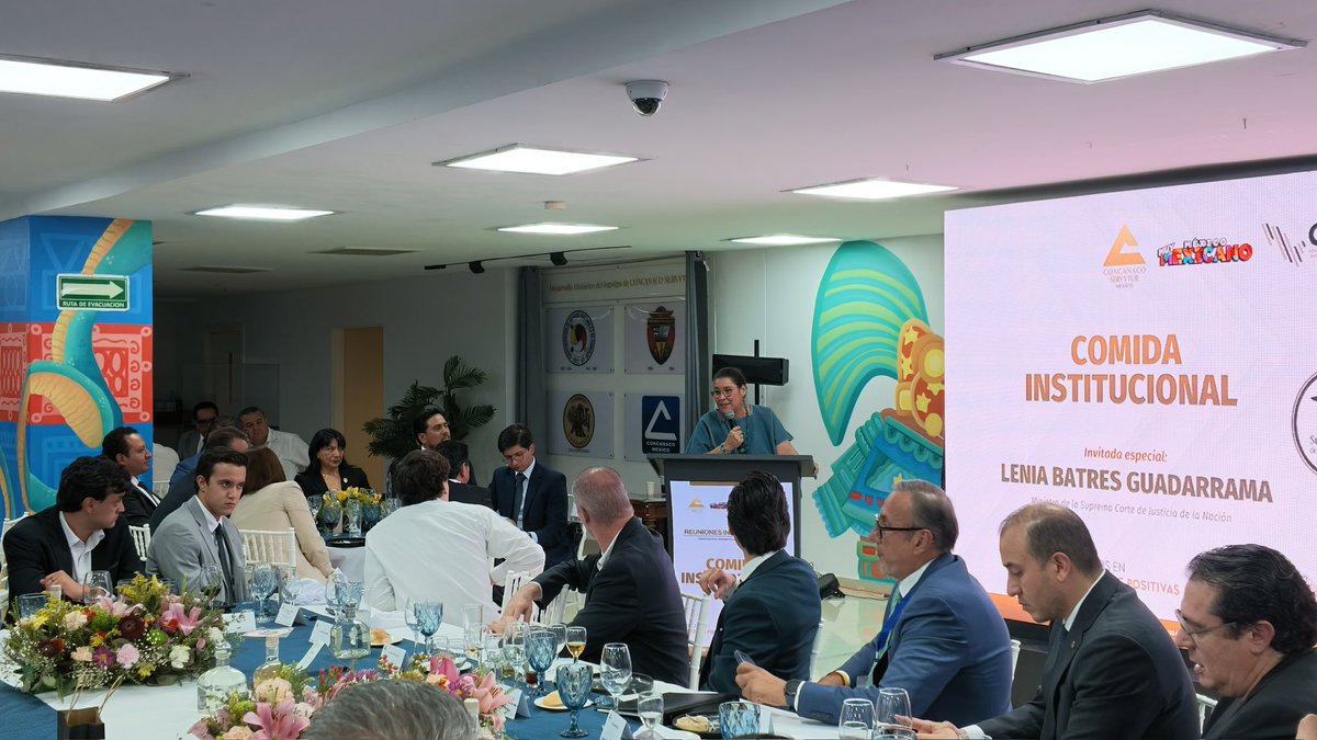 LeniaBatres's tweet photo. 🫱🏽‍🫲🏼 Agradezco a la CONCANACO SERVYTUR la invitación a su comida institucional.

💬 En un enriquecedor encuentro, platicamos sobre las prioridades del nuevo Poder Judicial, particularmente, de la SCJN, para lograr un mayor acceso a la justicia de las y los mexicanos, generar mayores criterios para el ejercicio de derechos sociales y suprimir abusos existentes en su interior.

Platicamos también sobre la necesidad de lograr condiciones de igualdad en el acceso a la justicia de micro, pequeñas y medianas empresas, para garantizar su desarrollo con certeza jurídica y la justicia económica del país.

#MinistraDelPueblo #CONCANACO