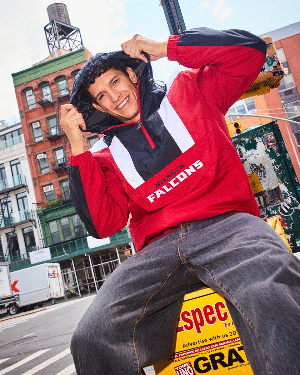 Starter's tweet photo. prime-time matchup. 💥 @AtlantaFalcons pullover or @packers satin?

find your team at https://t.co/zgdWPHQtY5 and lock in your game day layers for this #nfl season with #starterofficial https://t.co/RqV2QcKEUB