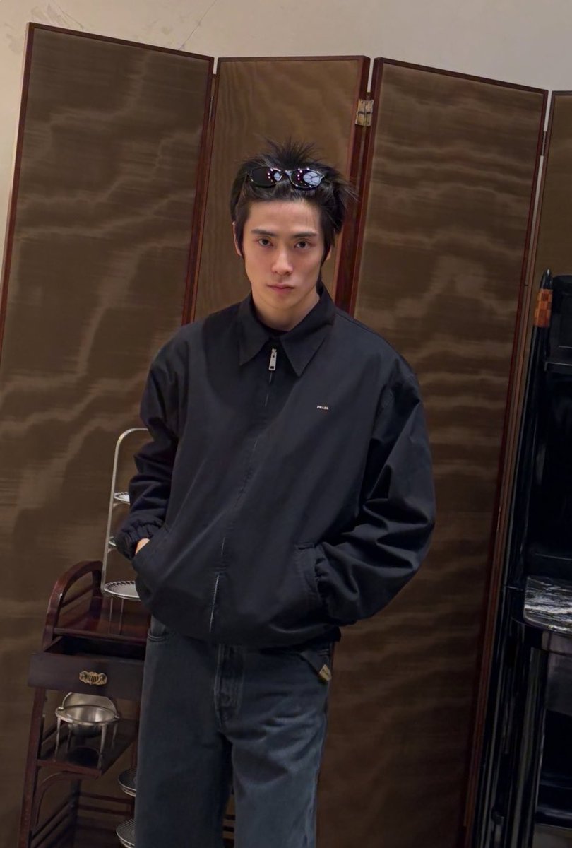peachgalores's tweet photo. 🧍🏻‍♂️

JAEHYUN DEFINES PRADA
 #PradaSS27 #PradaSS27xJaehyun @Prada https://t.co/D3BmyApwcm