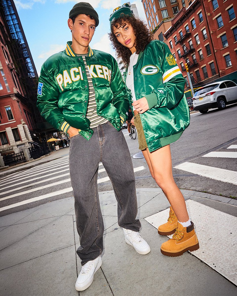Starter's tweet photo. prime-time matchup. 💥 @AtlantaFalcons pullover or @packers satin?

find your team at https://t.co/zgdWPHQtY5 and lock in your game day layers for this #nfl season with #starterofficial https://t.co/RqV2QcKEUB