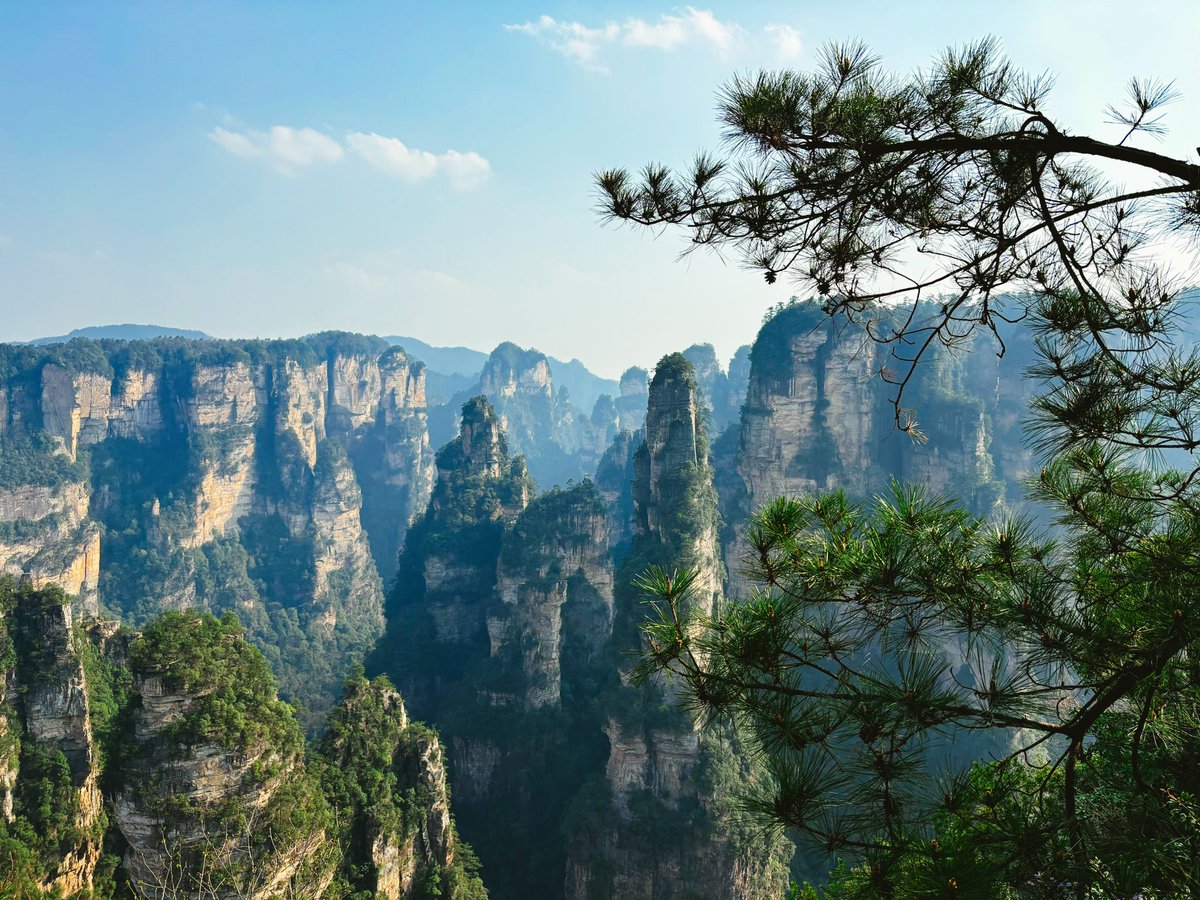 kumayano's tweet photo. y'a chongqing, zhangjiajie et puis le reste du monde loin derrière https://t.co/bGTT5zx9iP