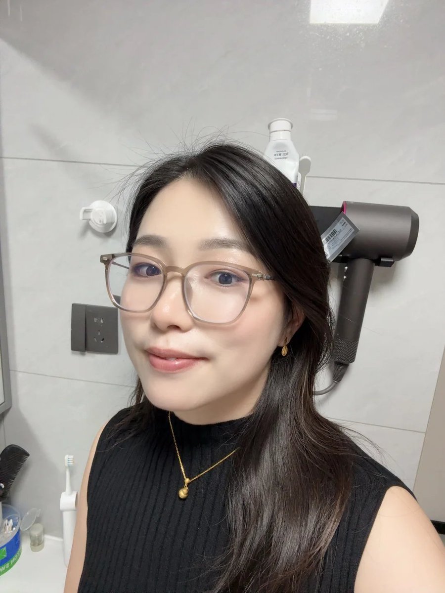 Sarahqsxh's tweet photo. 35+已婚，职业律师，鼓起勇气第一次在 X 发正面自拍，希望能收获善意与欣赏 https://t.co/zvImk1JNry