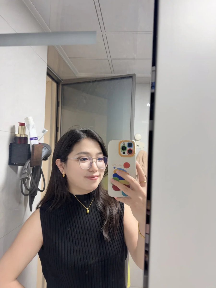 Sarahqsxh's tweet photo. 35+已婚，职业律师，鼓起勇气第一次在 X 发正面自拍，希望能收获善意与欣赏 https://t.co/zvImk1JNry
