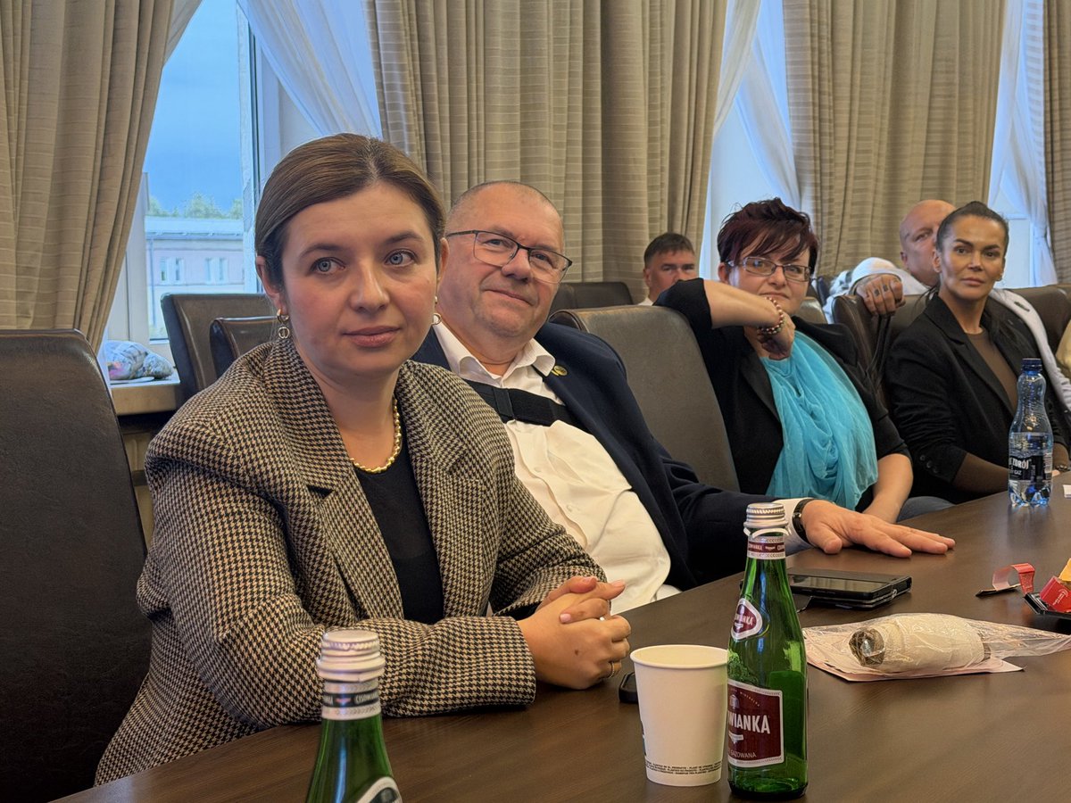 UKRinPL's tweet photo. Ambasador Ukrainy w Polsce @VasylBodnar  spotkał się z polskimi wolontariuszami oraz przedstawicielami organizacji społecznych, które od początku pełnoskalowej rosyjskiej inwazji pomagają Ukrainie.

Serdecznie dziękujemy wolontariuszom za niestrudzoną pracę i wsparcie Ukrainy. https://t.co/KSzfINI83f