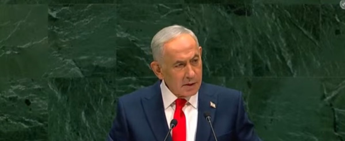 BatPhantom1's tweet photo. در تاریخ خواهیم نوشت 
درحالی که پزشکیان توی سخنرانیاش فقط از فلسطین نام میبرد 
بنیامین نتانیاهو  صدای مردم ایران  شد https://t.co/2yjQA3mBdy