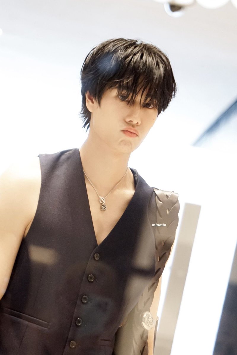 _phuwink's tweet photo. he was competing to be the prettiest babygirl to ever exist that day https://t.co/SXrrq0ksRc