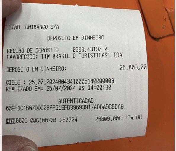 Pri_usabr1's tweet photo. “FAZ ESSE PIX, PORRA.” No WhatsApp, Roberta Luchsinger coordenava e cobrava pagamentos para Lulinha: R$ 100 mil e manda “deixar grana no Fábio”. 

Há depósito de R$ 26.809 na TTW “para Fábio”. Ela o chama de sócio: “meu sócio é guloso, tá”. https://t.co/2PQVxzokbd