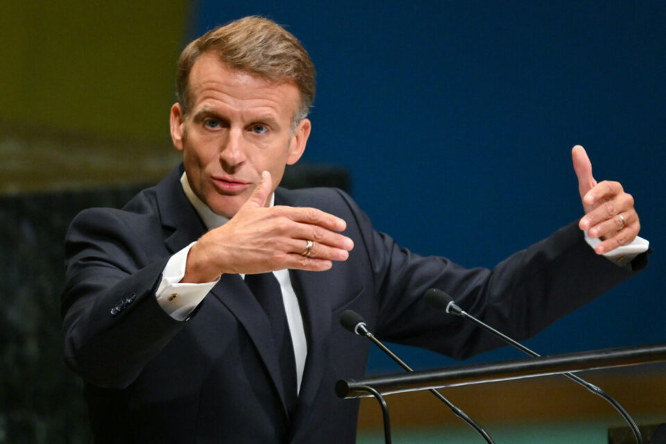CerfiaFR's tweet photo. 🚨🇫🇷⛽️ FLASH | "On fait tout" pour éviter des p��nuries de carburant en France, affirme Emmanuel Macron. Le diesel, le gaz, le fioul seront disponibles jusqu’à la fin de l’année. https://t.co/iW8sYw8gwG